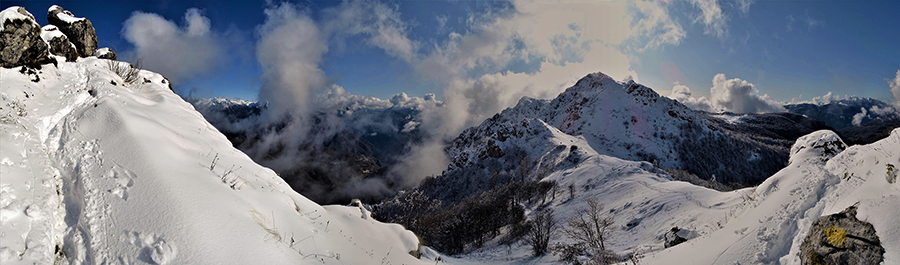 Salendo vista sul Passo di Grialeggio (1690 m) e verso il Monte Cancervo (1830 m)